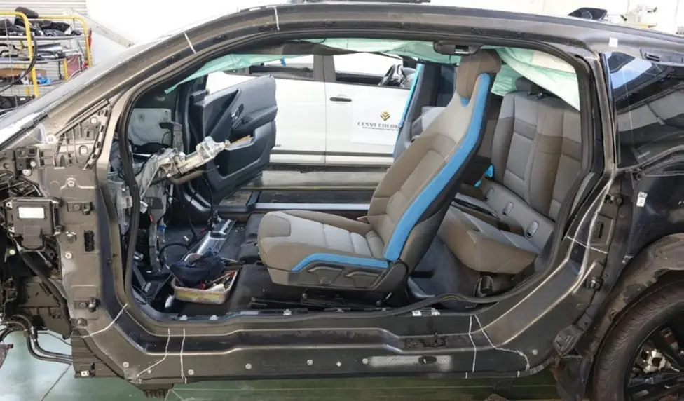 Imagen 2. Marco lateral y célula de vida de BMW i3 fabricada en polímeroreforzado con fibra de carbono CFRP